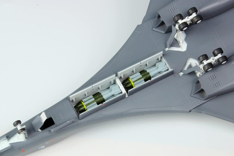 Platz 1/144 US Air Force Bomber B-1B Lancer Undersen AB Plastic Model New