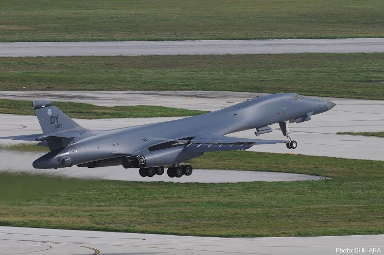 Platz 1/144 US Air Force Bomber B-1B Lancer Undersen AB Plastic Model New