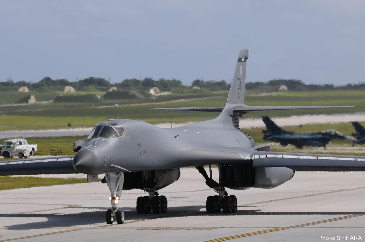 Platz 1/144 US Air Force Bomber B-1B Lancer Undersen AB Plastic Model New